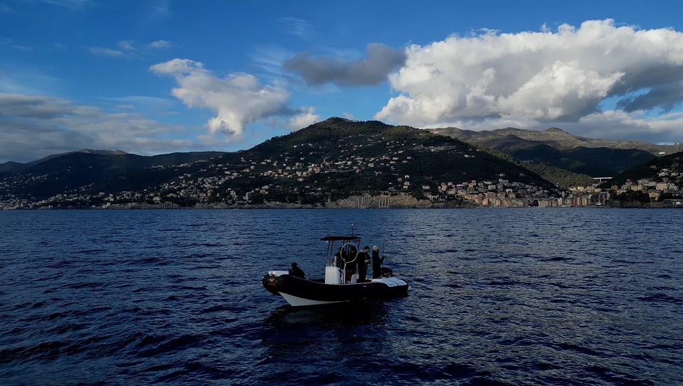 Pesca in Mare dagli Scogli | Noleggio Gommoni Toscana | Noleggio Barca Senza Patente Vicino a Me